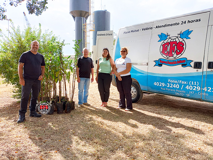 Funerária Saltense doa 30 mudas de árvores ao município